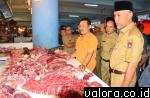 Wako Padang, Mahyeldi beserta jajaran, memantau harga sembako di Pasar Raya Padang, Senin (30/5/2016). Dalam sidak itu, Mahyeldi meminta terjaminnya ketersediaan bahan pangan. (humas)