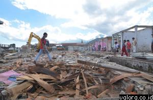 Satu unit alat berat jenis ekskavator, meratakan sisa bangunan di Pasar Pusat Padangpanjang yang terbakar beberapa waktu lalu, Rabu (1/6/2016). Pasar ini selanjutnya akan dibangung jadi pasar representatif dengan nilai Rp177 miliar untuk dua tahun anggara