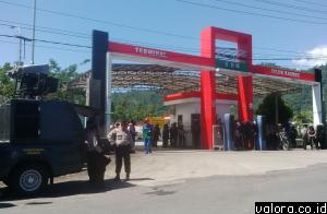 Personel gabungan Polda Sumbar, bersiaga di TBBM Teluk Kabung, Rabu (8/6/2016), mengawal keamanan objek vital nasional itu pascahuru-hara, sehari sebelumnya. (vebi rikiyanto/valoranews)