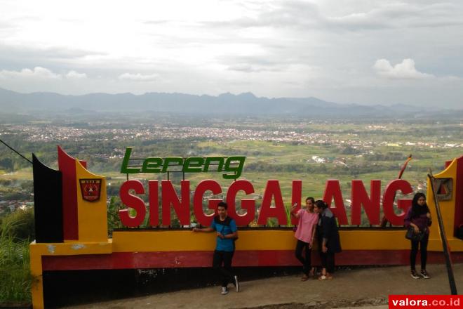 Sejumlah pengunjung Tugu Krap (Keluarga Rantau Anak Pakan Sinayan), telah jadi pesone tersendiri bagi wisatawan lokal. Tugu yang bertuliskan Lereng Singgalang ini, berlokasi di Jorong Sariakan, Kenagarian Pakan Sinayan. Persisnya, sekitar 2,5 KM dari jala