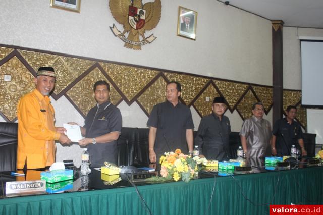 Wako Padang, Mahyeldi menyerahkan pandangan Wako Padang terhadap 4 Ranperda inisiatif yang disampaikan dewan kepada Erisman (ketua DPRD Padang), Senin (25/7/2016). Juga hadir unsur pimpinan lainnya yakni Asrizal, Wahyu Iramana Putra, Muhidi dan Ali Basar 
