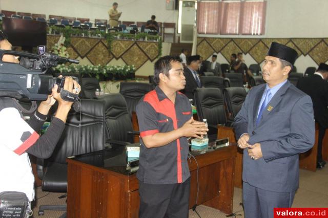 Ketua DPRD Padang, Erisman diwawancarai reporter Padang TV, usai paripurna beberapa waktu lalu. (facebook dasrul)