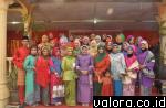 Ketua TP-PKK Agam Ny Vita Indra Catri foto bersama dengan peserta lomba baju kuruang kreasi. (humas)