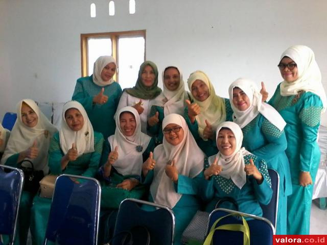 Kader PKK Gunung Pangilun yang dikomandoi Idar Andi Amir, foto bersama usai penilaian oleh tim tingkat kota pada lomba PKK berprestasi, Rabu (20/10/2016). (facebook rena oktafrima)