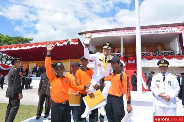 Wako Padangpanjang, Hendri Arnis dipanggul petugas kebersihan disaksikan Mawardi (Wawako Padangpanjang), usai menerima Piala Adipura Buana yaitu Penghargaan Adipura untuk kota-kota yang dinilai layak huni/nyaman ditinggali pada 22 Juli 2016. Piala Adipura