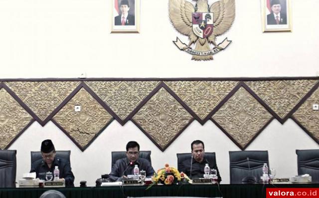 Ketua DPRD Padang, Erisman didampingi Asrizal (wakil ketua) memimpin sidang paripurna penyampaian RAPBD Padang 2017 yang disampaikan Wawako Padang, Emzalmi, Selasa (15/11/2016). (facebook thomas anderson)