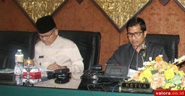 Wawako Padang, Emzalmi menyampaikan dua Ranperda pada sidang paripurna DPRD Padang, Senin (20/3/2017) yang dipimpin Ketua Dewan, Erisman. (Mangindo kayo/valoranews)