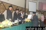 Sekretaris DPRD Padang, Ali Basyar menyerahkan laporan reses anggota dewan pada pimpinan sidang paripurnya, Wahyu Iramana Putra disaksikan Mahyeldi (Wako Padang) dan Muhidi (wakil ketua DPRD Padang), Jumat (28/4/2017). (humas)