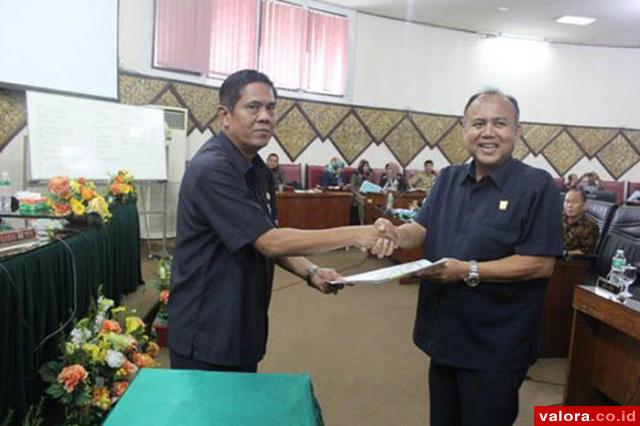 Sekretaris DPRD Padang, Ali Basar menyerahkan dokumen perubahan alat kelengkapan DPRD Padang pada paripurna yang digelar 13 Maret 2017 lalu. (humas)