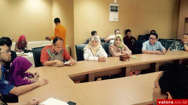 Koordinator Banggar DPRD Padang, Wahu Iramana Putra didampingi anggota Banggar lainnya, berdialog dengan jajaran Ditjen Keuangan Daerah Kemenkeu. (humas)