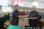 Sekretaris DPRD Padang, Ali Basar menyerahkan dokumen perubahan alat kelengkapan DPRD Padang pada paripurna yang digelar 13 Maret 2017 lalu. (humas)