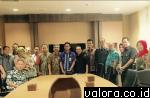 Badan Anggaran (Banggar) DPRD Padang foto bersama dengan pejabat Ditjen Kemenkeu, usai dialog seputar regulasi terbaru tentang pengelolaan keuangan daerah. (humas)