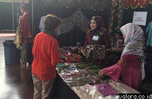 Ketua TP-PKK Pessel, Lisda Rawdha Hendrajoni, memaparkan kain batik tanah liek pada pengunjung "Indonesia in Ottawa: Indonesian Festival 2017" dan Bisnis Forum pada 25-27 Agustus 2017 lalu. Selain Batik, juga dipromosikan Sulaman Bayangan dan Rendang Loka