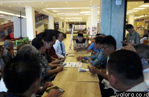 Ketua Pansus I DPRD Padang yang tengah melakukan pembahasan perubahan RAPBD Padang 2017 di bidang pendapatan dan pembiayaan, melakukan kunjungan lapangan ke Transmart Padang, Jumat (22/9/2017). Parkir liar di sekitar kawasan Transmart jadi sorotan karena 