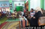 Ketua DPRD Padang, Elly Thrisyanti saat bersilaturahmi dengan warga Bukit Putus Gaung Telukbayur (Bugat), Sabtu (14/10/2017). (humas)