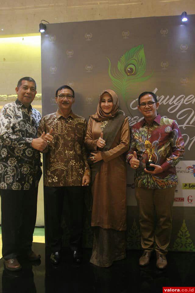 Bupati Pessel, Hendrajoni bersama Lisda Rawdha (Ketua TP PKK) dan staf, foto bersama usai menerima award di ajang API II di Jakarta, Sabtu (25/11/2017). (humas)