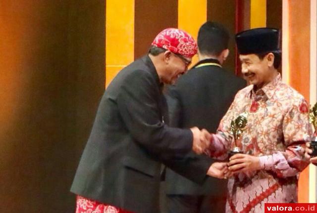 Bupati Solok Selatan, Muzni Zakaria menerima piala Juara 1 anungrah Kangpung Adat Terpopuler pada ajang Angugrah Pesona Inronesia, yang diserahkan oleh Sekjen Kementrian Pariwisata RI, Ukus Kuswara di Grand Studio Metro TV Jakarta, Sabtu, (25/11/2017).