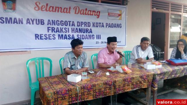 Anggota DPRD Padang, Osman Ayub berdialog dengan konstituennya saat mengisi masa reses III tahun anggaran 2017, Jumat (24/11/2107). Pada masa sidang ketiga ini, ke-45 anggota DPRD Padang mengisi masa reses ini. (istimewa)