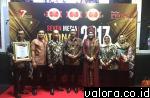 Bupati Pessel, Hendrajoni bersama Lisda Rawdha (Ketua TP-PKK Pessel), Dedi Rahmanto Putra (Ketua DPRD Pessel) dan staf lainnya, foto bersama usai meraih penghargaan dari Seven Media di Bali, Jumat (8/12/2017) malam. (humas)
