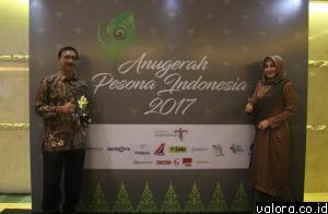 Bupati Pessel, Hendrajoni bersama Lisda Rawdha (ketua TP-PKK Pessel), foto bersama usai menerima award Surga Tersembunyi Terpopuler (Most Popular Hidden Paradise) di ajang Anugerah Pesona Indonesia (API) II Tahun 2017, Sabtu (25/11/2017). Award ini untuk 