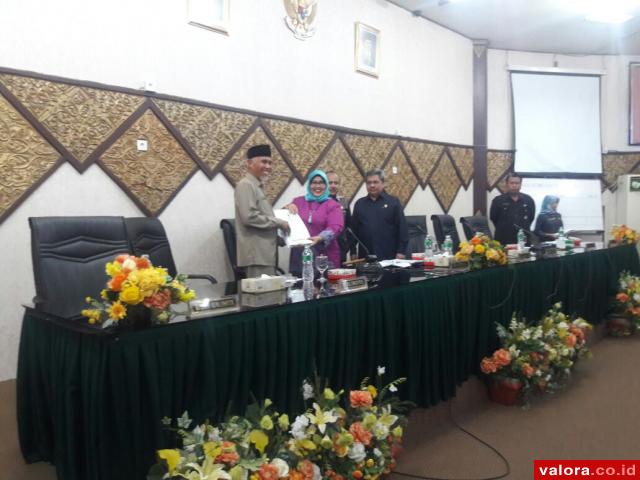 Ketua DPRD Padang, Elly Thrisyanti menyerahkan laporan kegiatan reses masa sidang III anggota DPRD Padang tahun anggaran 2017 ke Wako Padang, Mahyeldi Dt Marajo, pada paripurna dengan agenda tutup masa sidang III tahun 2017 pada pembukaan masa sidang I ta