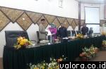 Ketua DPRD Padang, Elly Thrisyanti menyerahkan laporan kegiatan reses masa sidang III anggota DPRD Padang tahun anggaran 2017 ke Wako Padang, Mahyeldi Dt Marajo, pada paripurna dengan agenda tutup masa sidang III tahun 2017 pada pembukaan masa sidang I ta