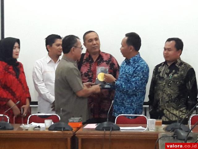 Ketua Komisi IV DPRD OKU Selatan, Sumsel, Carles Minarko menyerahkan cenderamata ke anggota DPRD Padang, Iswandi usai dialog tentang pengelolaan anak jalanan, pengemis dan lainnya, Rabu (21/3/2018). (humas)