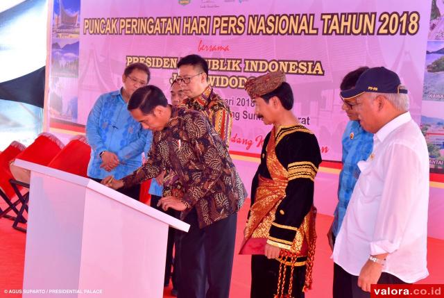 Presiden RI, Joko Widodo menandatangani prasasti revitalisasi kawasan seribu rumah gadang di Solok Selatan, pada puncak peringatan HPN 2018 di Padang, 9 Pebruari 2018 lalu. (humas)