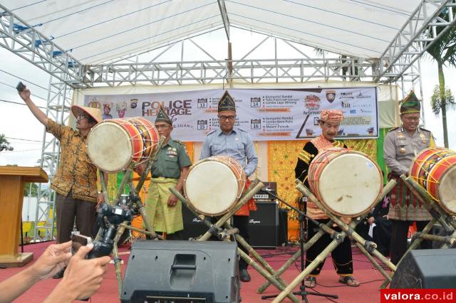 Bupati Solsel, Muzni Zakaria bersama Abdul Rahman (Wabup), AKBP M Nurdin (Kapolres) serta Dandim Solsel dan penggiat pariwisata Nofrin Nafilus, memukul bedug sebagai tanda dimulainya Police and Heritage Fest oleh Kepolisian Resort (Polres) Solsel, Selasa 