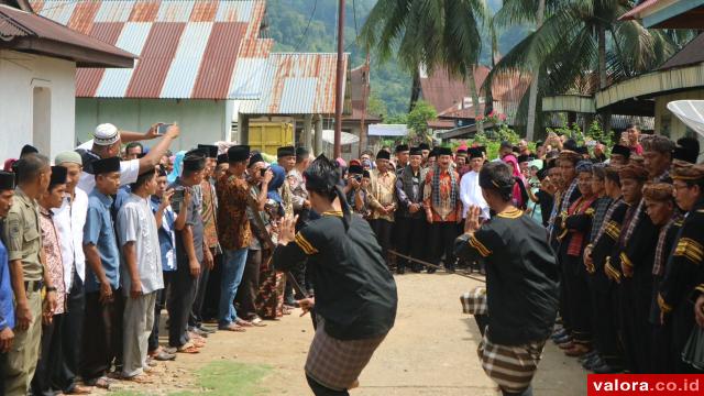 Bupati Solsel, Muzni Zakaria didampingi Indra Catri (bupati Agam) disambut tari pasambahan saat menghadiri halal bi halal warga Nagari Abai, Kecamatan Sangir Batang Hari, Solok Selatan, Ahad (17/6/2018). (mangindo kayo/valoranews
