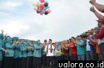 Bupati Solsel, Muzni Zakaria melepas balon sebagai tanda dimulainya kegiatan Jambore PKK Berprestasi tingkat kabupaten, Rabu (27/6/2018). (humas)
