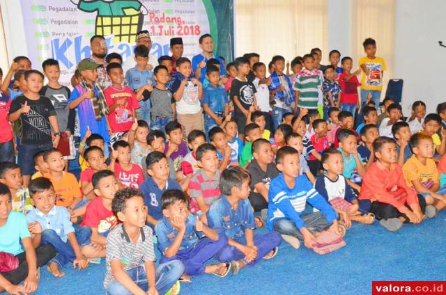 PKPU Sumatera Barat dan Pegadaian, foto bersama dengan peserta khitanan massal yang diikuti bagi puluhan anak di Kota Padang, Ahad (1/7/2018). (humas)
