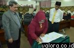 Ketua DPRD Padang, Elly Thrisyanti disaksikan Mahyeldi (Wako Padang) dan Muhidi (Wakil Ketua DPRD), menandatangani KUPA-PPAS Perubahan APBD Padang 2018, pada rapat paripurna yang digelar Kamis (16/8/2018) malam. (humas)