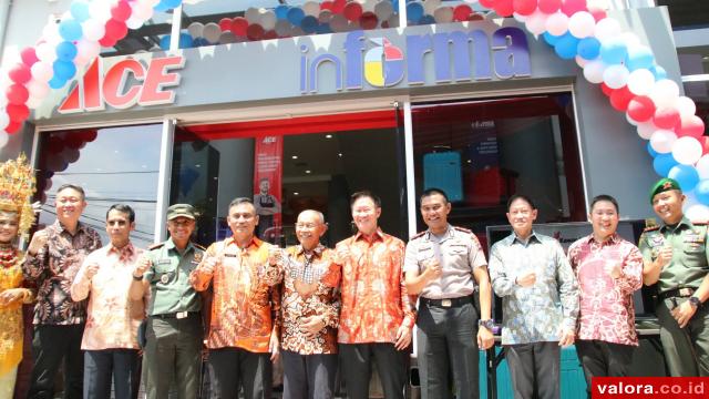 Kepala Dinas Perdagangan Setdako Padang, Endrizal foto bersama usai acara Grand Opening Living Plaza Padang, Rabu (10/10/2010). (humas)
