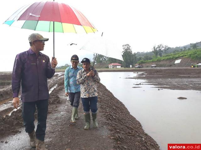 Kasubid Pariwisata pada Dirjen PDT, Rifmayulis bersama Abdul Rahman (Wabup Solsel), meninjau kegiatan Pengembangan Agro Wisata untuk Camintoran melalui DIPA Kementrian Desa Pembangunan Daerah Tertinggal dan Transmigrasi (Kemendes PDTT, Jumat (9/11/2018). 