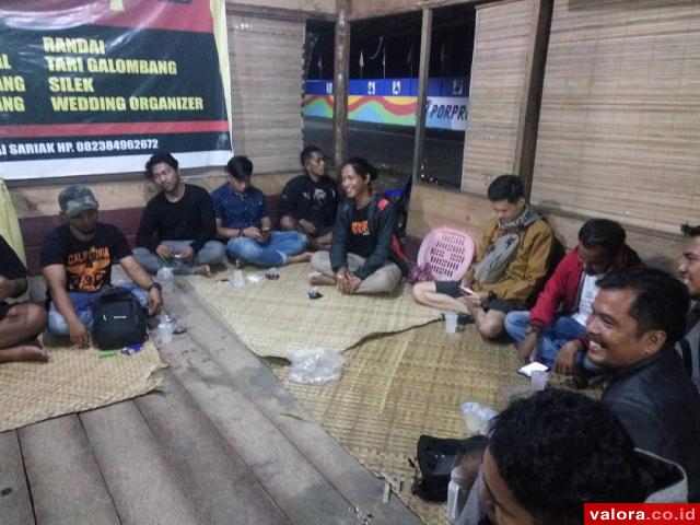 Panitia Batajau Seni, merampungkan persiapan jelang diangkatnya gelaran itu, Ahad (30/12/2018) di pelataran parkir GOR Sungai Sariak. (humas)