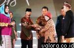 Bupati Solok Selatan, Muzni Zakaria menerima penghargaan Kampung Adat Terpopuler untuk Rumah Gadang Panjang Abai dari Asdep Pengembangan Pemasaran I Regional I, Kemenpar RI, Masruroh, pada malam puncak penganugrahan API 2018 di Hotel Grand Sahid Jaya, Jak