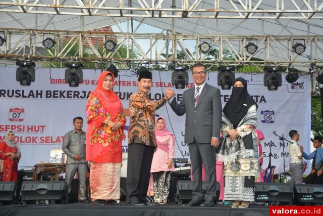 Salam komando Bupati Solsel, Muzni Zakaria dan Abdul Rahman (Wakil Bupati) pada perayaan HUT Solsel ke-15 tahun 2018, Senin (7/1/2019). (humas)