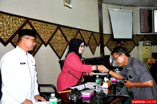 Ketua DPRD Padang, Elly Thrisyanti menerima usulan Draft Ranperda dari juru bicara komisi 4 DPRD Padang, dalam paripurna yang digelar Jumat (8/3/2019). (humas)