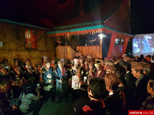 Bupati Solsel, Muzni Zakaria memberikan sambutan pada pembukaan Festival Seribu Rumah Gadang II di halaman Rumah Gadang Tigo Lareh, Jumat (22/3/2019) malam. (humas)