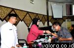 Ketua DPRD Padang, Elly Thrisyanti menerima usulan Draft Ranperda dari juru bicara komisi 4 DPRD Padang, dalam paripurna yang digelar Jumat (8/3/2019). (humas)