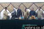Sekda Padang, Amasrul menerima laporan hasil reses masa sidang I DPRD Padang 2019 dari Ketua DPRD Padang, Elly Thrisyanti pada paripurna yang digelar, Selasa (30/4/2019). (humas)