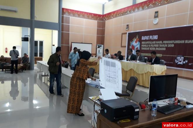 Lima komisioner KPU Padang, menandatangani berkas rekapitulasi penghitungan suara Pemilu 2019 yang baru berakhir jelang waktu Shalat Subuh, Rabu (8/5/2019) dinihari. (mangindo kayo/valoranews)