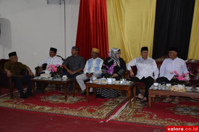 Ketua DPRD Padang, Elly Thrisyanti didampingi sejumlah anggota DPRD Padang lainnya, berdialog santai dengan Mahyeldi (Wako Padang), jelang waktu berbuka puasa yang digelar di kantor DPRD Padang, Jl Sawahan, Kecamatan Padang Timur, Senin (21/5/2019). (huma