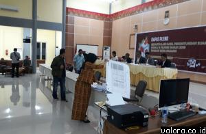 Lima komisioner KPU Padang, menandatangani berkas rekapitulasi penghitungan suara Pemilu 2019 yang baru berakhir jelang waktu Shalat Subuh, Rabu (8/5/2019) dinihari. (mangindo kayo/valoranews)