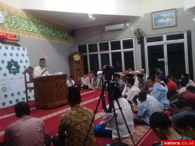 Wako Padang, Mahyeldi jadi narasumber dalam kegiatan Kajian Iqra yang diadakan pemuda Alai Parak Kopi, di Masjid Iqra, Jl Kopi Raya, Kelurahan Alai Parak Kopi, Kecamatan Padang Utara, Jumat (26/7/2019) malam. (humas)