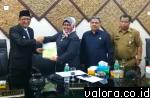 Ketua DPRD Padang, Elly Thrisyanti menyerahkan hasil pembahasan Ranperda Pertanggungjawaban Pelaksanaan APBD Padang 2018, ke Wawako Padang, Hendri Septa, dalam rapat paripurna yang digelar di Ruang Sidang Utama DPRD Padang, Senin (8/7/2019). (humas)