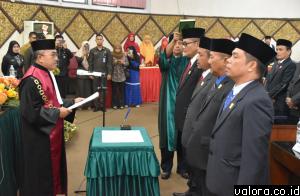 Ketua Pengadilan Negeri Padang, mengambil sumpah jabatan empat orang pimpinan DPRD Padang periode 2019-2024 pada sidang paripurna yang digelar di ruang sidang utama, Selasa (17/9/2019). (humas)