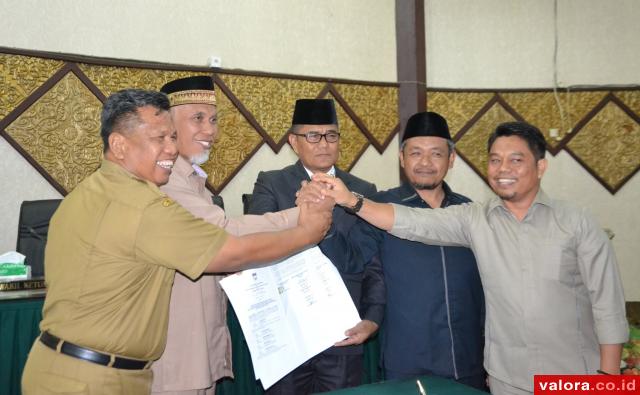 Ketua DPRD Padang, Syafrial Kani bersama dua wakil ketua, Arnedi Yarmen dan Ilham Maulana serta Syahrul (Sekwan) salam komando dengan Mahyeldi (Wako Padang), usai pengesahan RPJMD Padang 2019-2024 pada rapat paripurna yang digelar Senin (14/10/2019). (hum