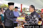 Bupati Tanahdatar, Irdinansyah Tarmizi didampingi Zuldafri Darma (Wabup) menyerahkan piagam penghargaan pada salah seorang tokoh masyarakat, usai syukuran 4 tahun memimpin Tanahdatar, di halaman kantor bupati, Senin (17/2/2020). (jheni rahmad/valoranews)